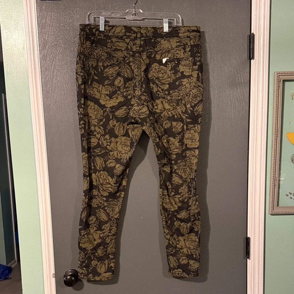 NWOT Anthropologie Olive Floral Women's Cropped Jeans - Picture 3 of 3